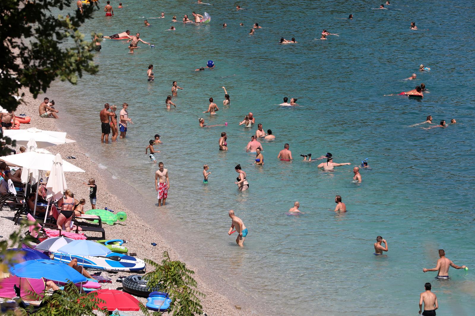 Plaža u Medveji prepuna je kupača
