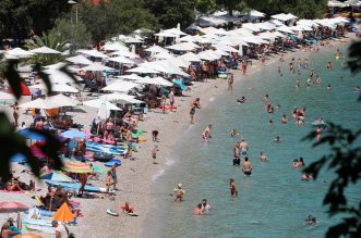 Plaža u Medveji prepuna je kupača