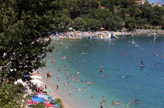 Plaža u Medveji prepuna je kupača