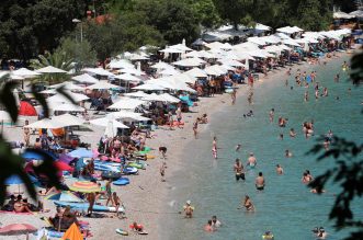 Plaža u Medveji prepuna je kupača