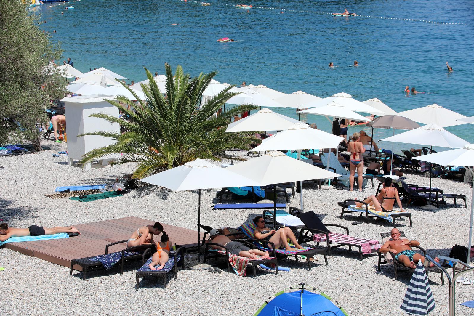 Plaža u Medveji prepuna je kupača