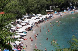 Plaža u Medveji prepuna je kupača