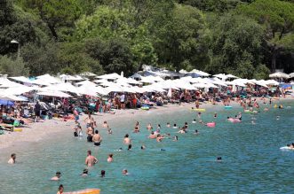 Plaža u Medveji prepuna je kupača