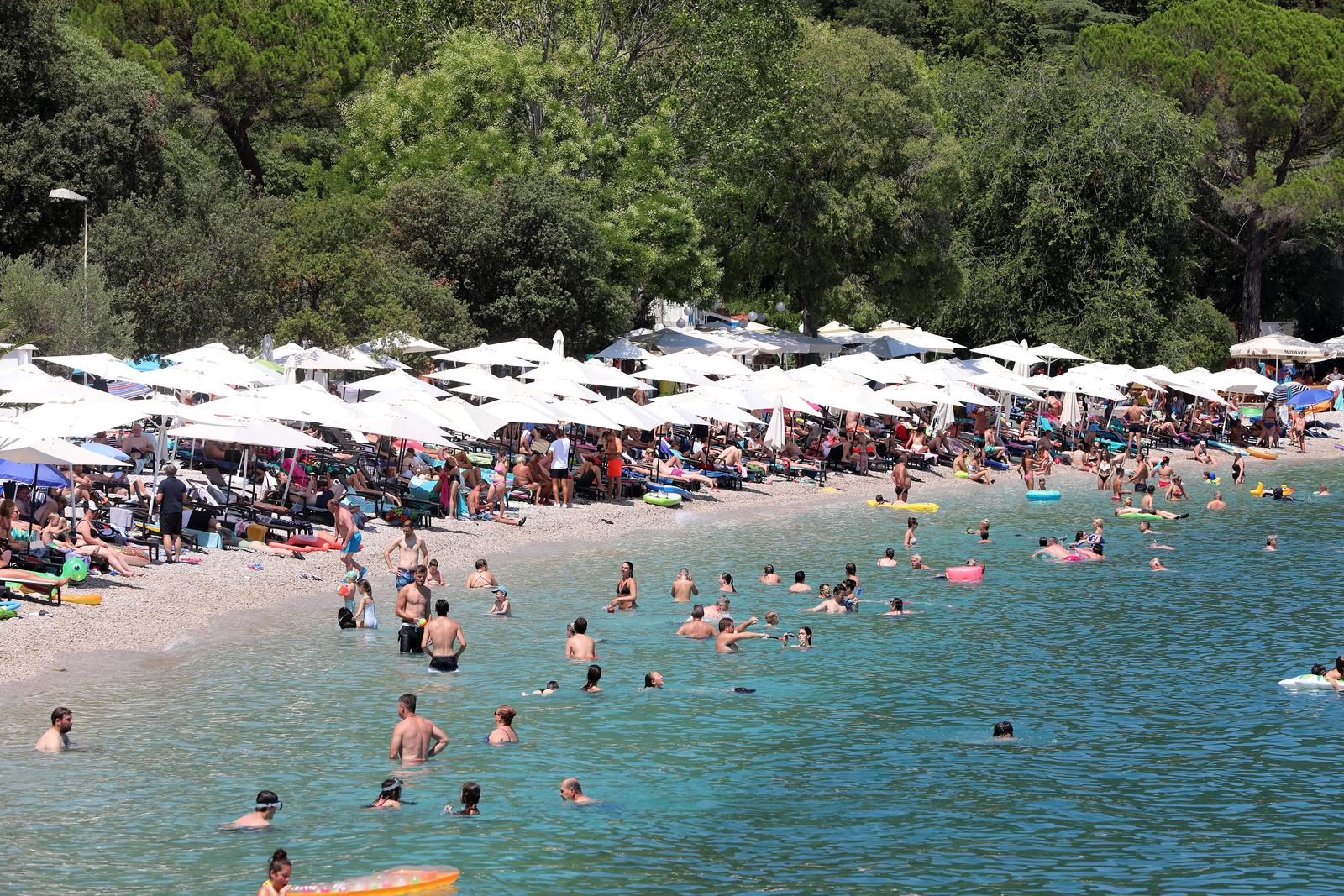 Plaža u Medveji prepuna je kupača