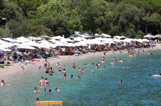 Plaža u Medveji prepuna je kupača