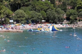 Plaža u Medveji prepuna je kupača