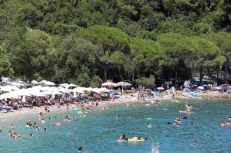 Plaža u Medveji prepuna je kupača