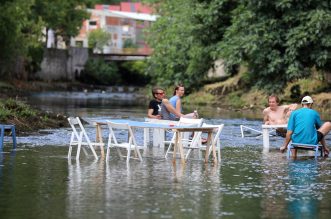 Rijeka: Otvoreno je privremeno jednodnevno kupalište i sunčalište “Plaža na Rječini”