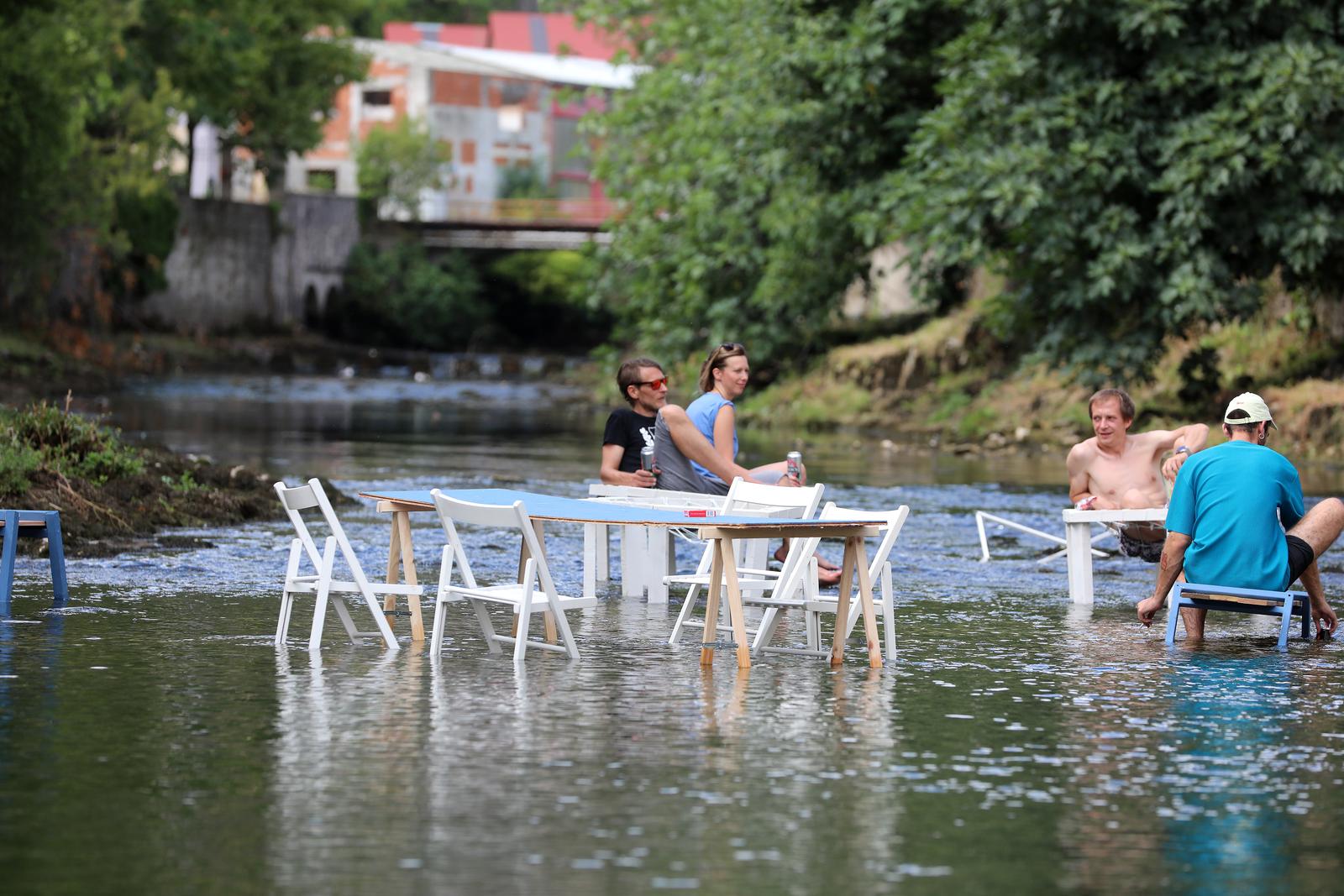 Rijeka: Otvoreno je privremeno jednodnevno kupalište i sunčalište “Plaža na Rječini”