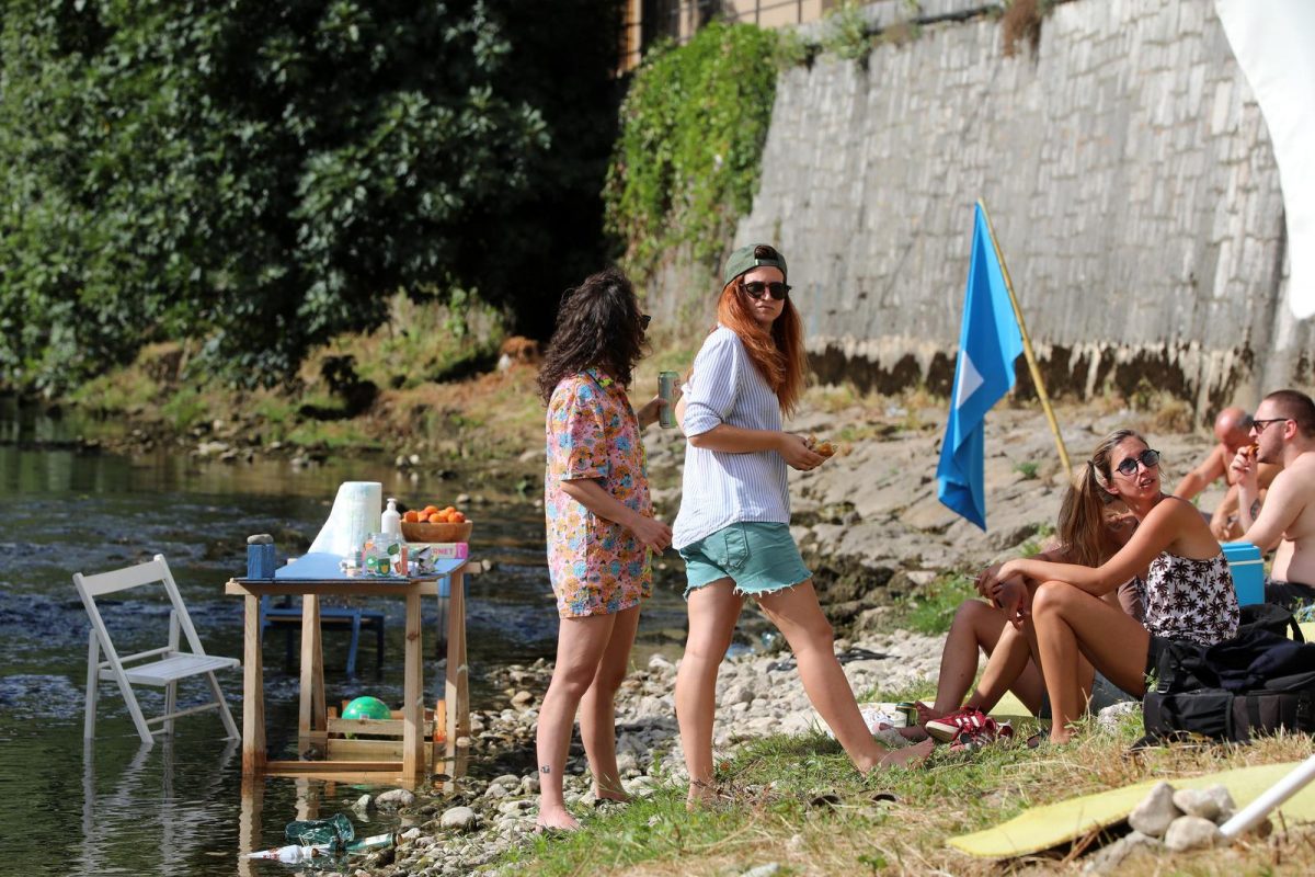 Rijeka: Otvoreno je privremeno jednodnevno kupalište i sunčalište “Plaža na Rječini”