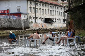 Rijeka: Otvoreno je privremeno jednodnevno kupalište i sunčalište “Plaža na Rječini”