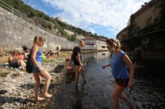 Rijeka: Otvoreno je privremeno jednodnevno kupalište i sunčalište “Plaža na Rječini”