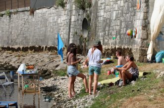 Rijeka: Otvoreno je privremeno jednodnevno kupalište i sunčalište “Plaža na Rječini”