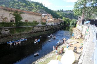 Rijeka: Otvoreno je privremeno jednodnevno kupalište i sunčalište “Plaža na Rječini”