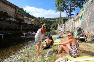 Rijeka: Otvoreno je privremeno jednodnevno kupalište i sunčalište “Plaža na Rječini”