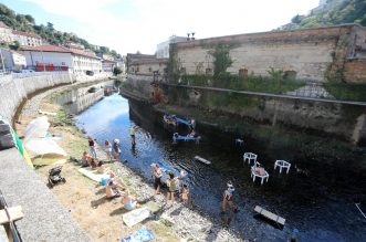 Rijeka: Otvoreno je privremeno jednodnevno kupalište i sunčalište “Plaža na Rječini”