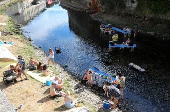 Rijeka: Otvoreno je privremeno jednodnevno kupalište i sunčalište “Plaža na Rječini”