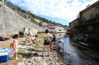 Rijeka: Otvoreno je privremeno jednodnevno kupalište i sunčalište “Plaža na Rječini”