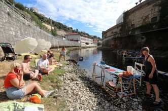 Rijeka: Otvoreno je privremeno jednodnevno kupalište i sunčalište “Plaža na Rječini”