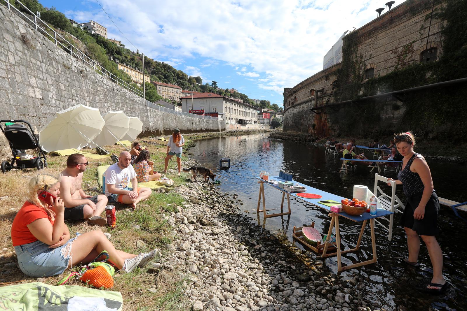 Rijeka: Otvoreno je privremeno jednodnevno kupalište i sunčalište “Plaža na Rječini”