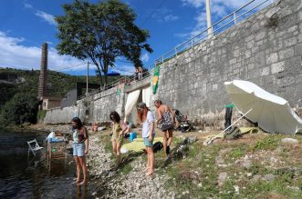 Rijeka: Otvoreno je privremeno jednodnevno kupalište i sunčalište “Plaža na Rječini”