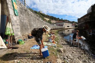 Rijeka: Otvoreno je privremeno jednodnevno kupalište i sunčalište “Plaža na Rječini”