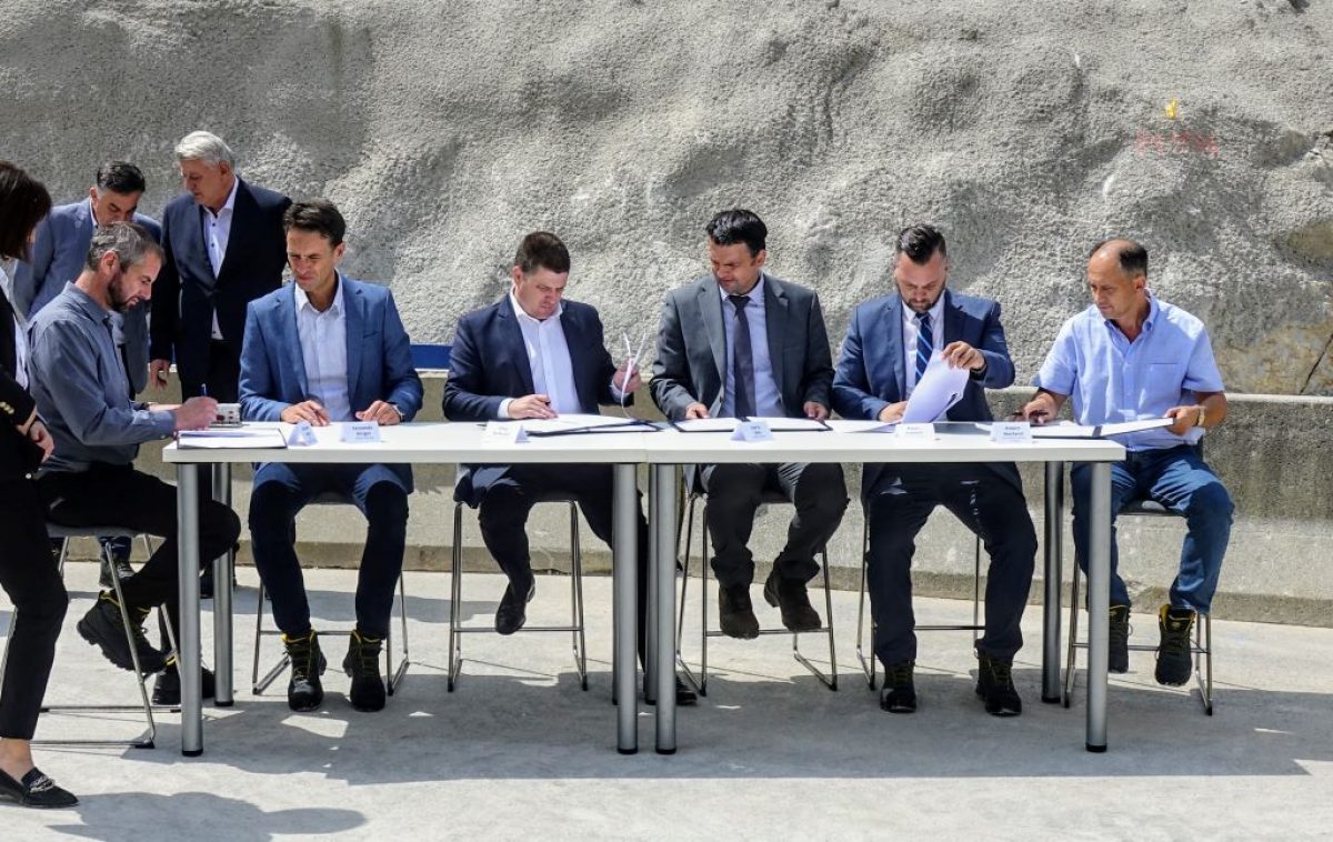 Slika 3-Potpisivanje Sporazuma vezano uz cestu Dobreć-PUO Kvarner 12-07-2022