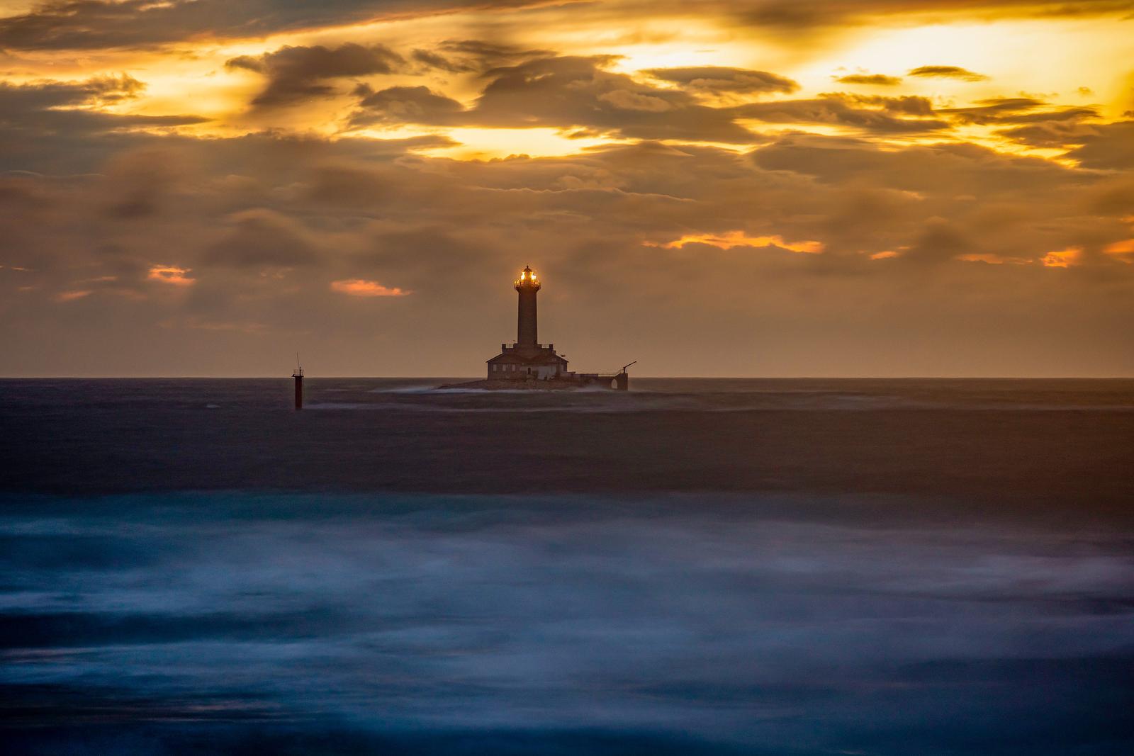Jugo se “igra” valovima ispred svjetionika Jugo se “igra” valovima ispred svjetionika