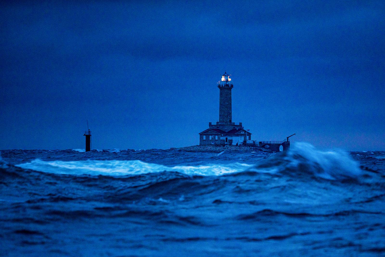 Jugo se “igra” valovima ispred svjetionika Jugo se “igra” valovima ispred svjetionika