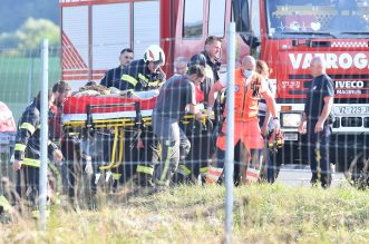 Teška nesreća na A4: Sletio autobus,  hitna i policija  odnose ranjene putnike