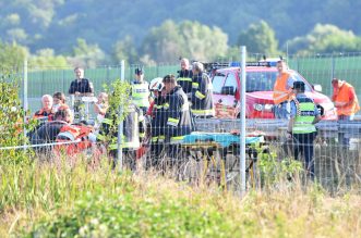 Teška nesreća na A4: Sletio autobus,  hitna i policija  odnose ranjene putnike