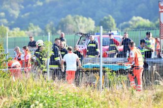 Teška nesreća na A4: Sletio autobus,  hitna i policija  odnose ranjene putnike