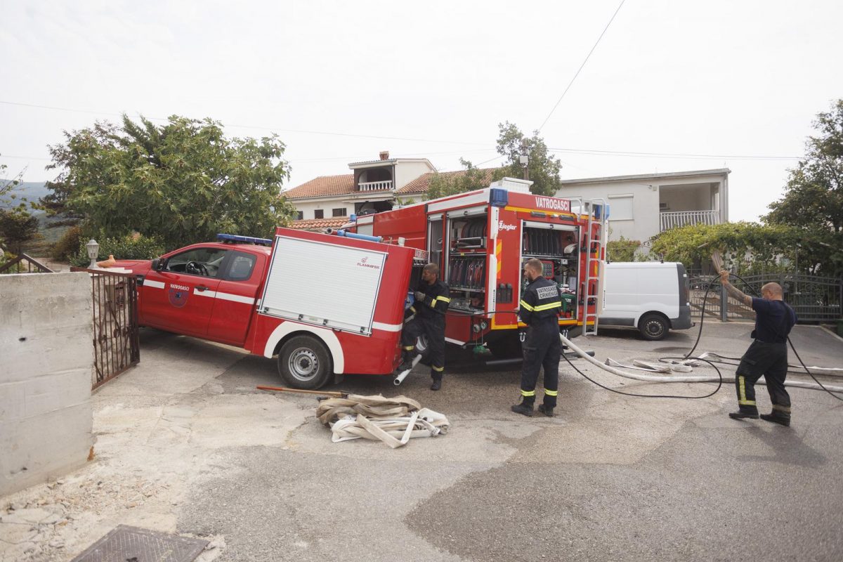 Vatrogasci uspješno ugasili požar na izlasku iz Crikvenice