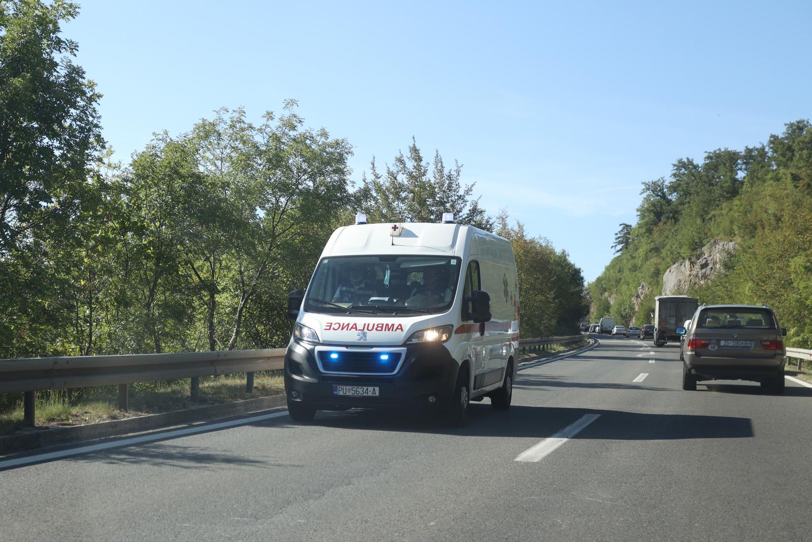 Učka: Sudarila se dva kombija i cisterna, jedna osoba poginula Učka: Sudarila se dva kombija i cisterna, jedna osoba poginula