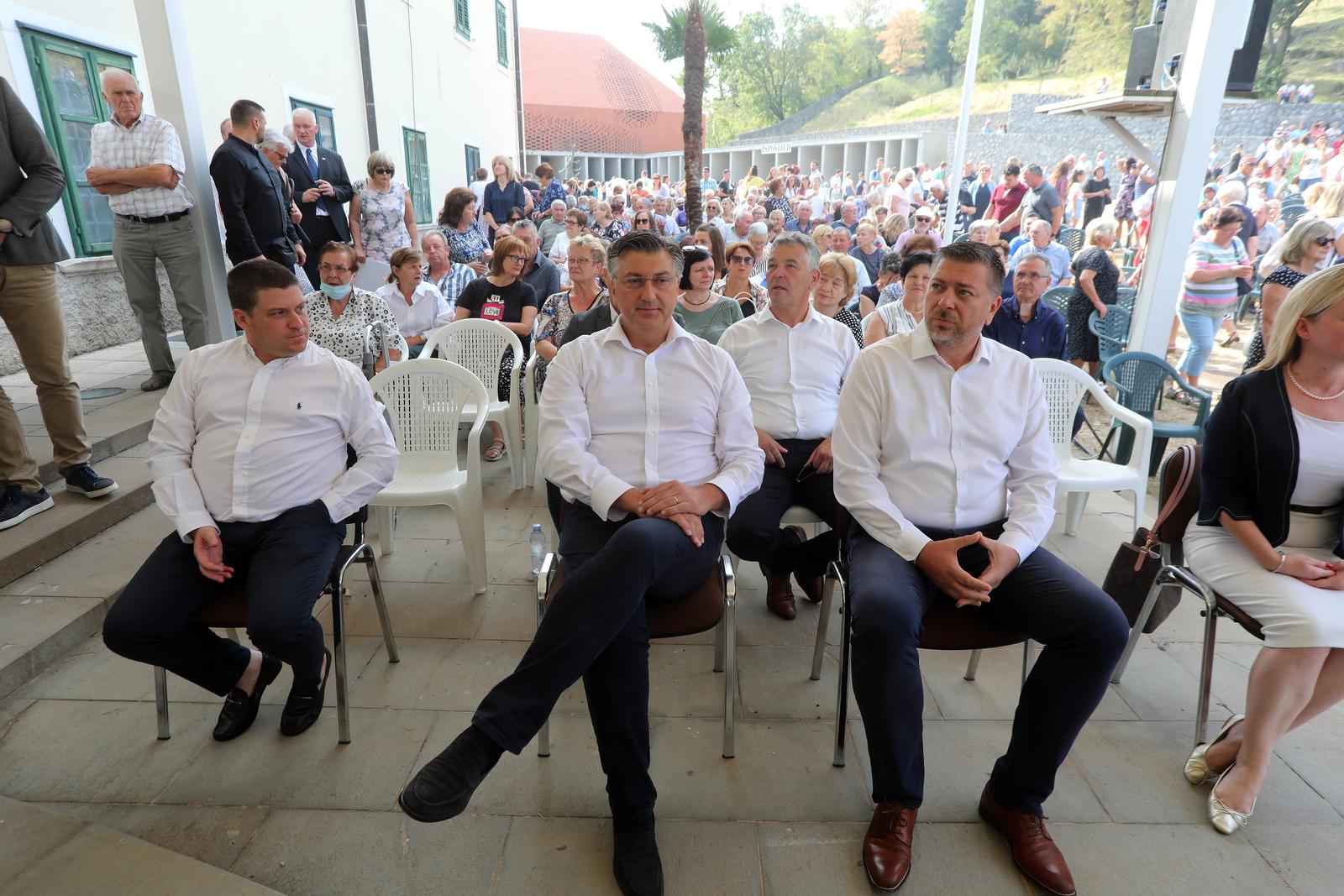 Premijer Plenković na misi u Svetištu Majke Božje Trsatske povodom blagdana Velike Gospe Premijer Plenković na misi u Svetištu Majke Božje Trsatske povodom blagdana Velike Gospe