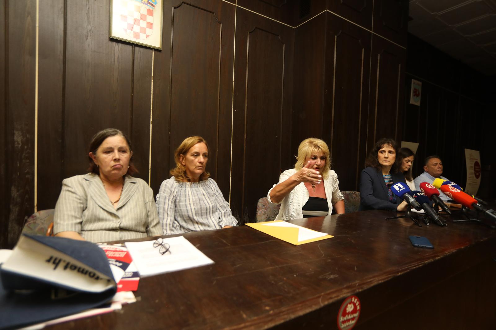 Rijeka: Sindikalna konferencija za medije povodom izvanrednih otkaza na Klinici za onkologijui radioterapiju Rijeka: Sindikalna konferencija za medije povodom izvanrednih otkaza na Klinici za onkologijui radioterapiju