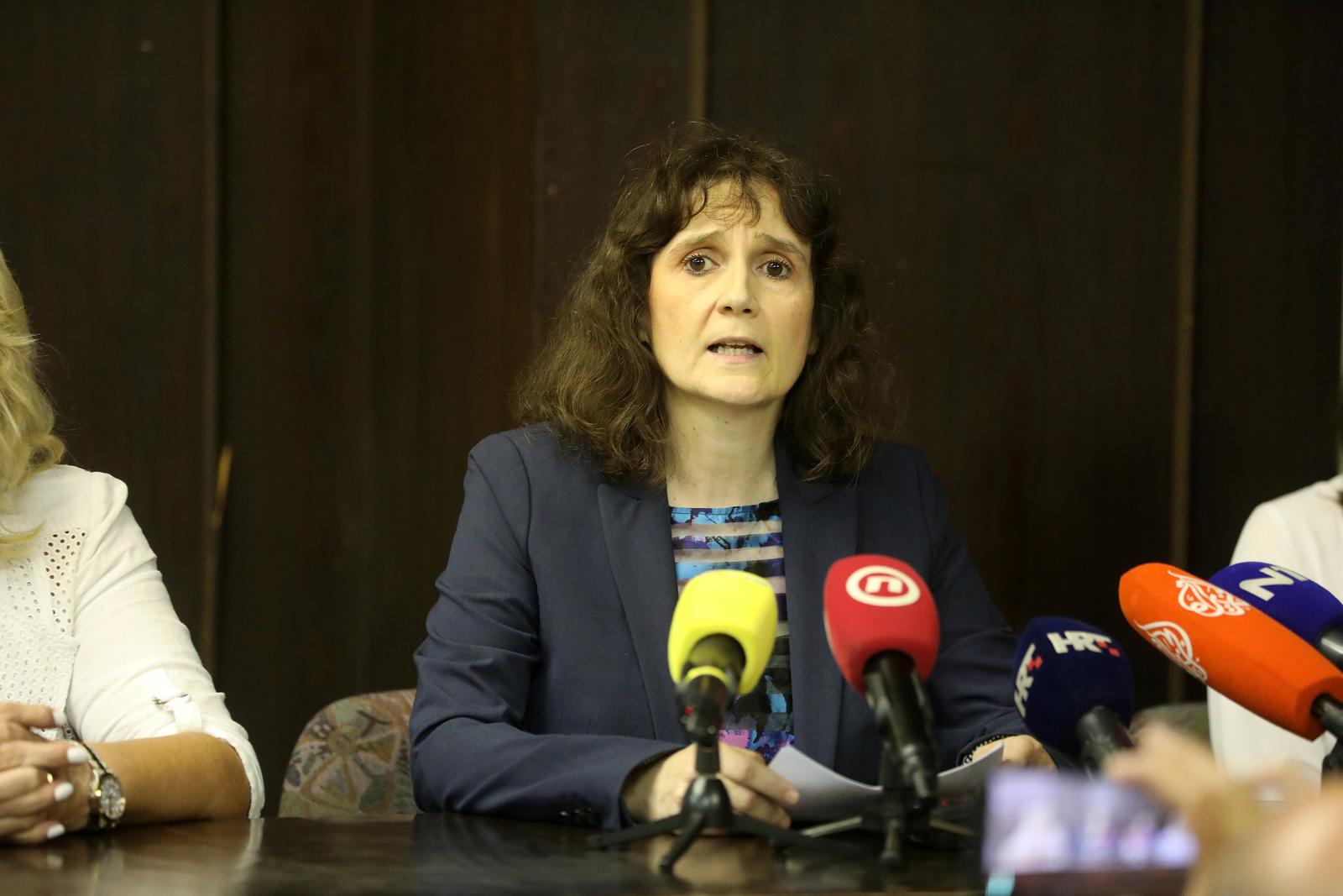 Rijeka: Sindikalna konferencija za medije povodom izvanrednih otkaza na Klinici za onkologijui radioterapiju Rijeka: Sindikalna konferencija za medije povodom izvanrednih otkaza na Klinici za onkologijui radioterapiju