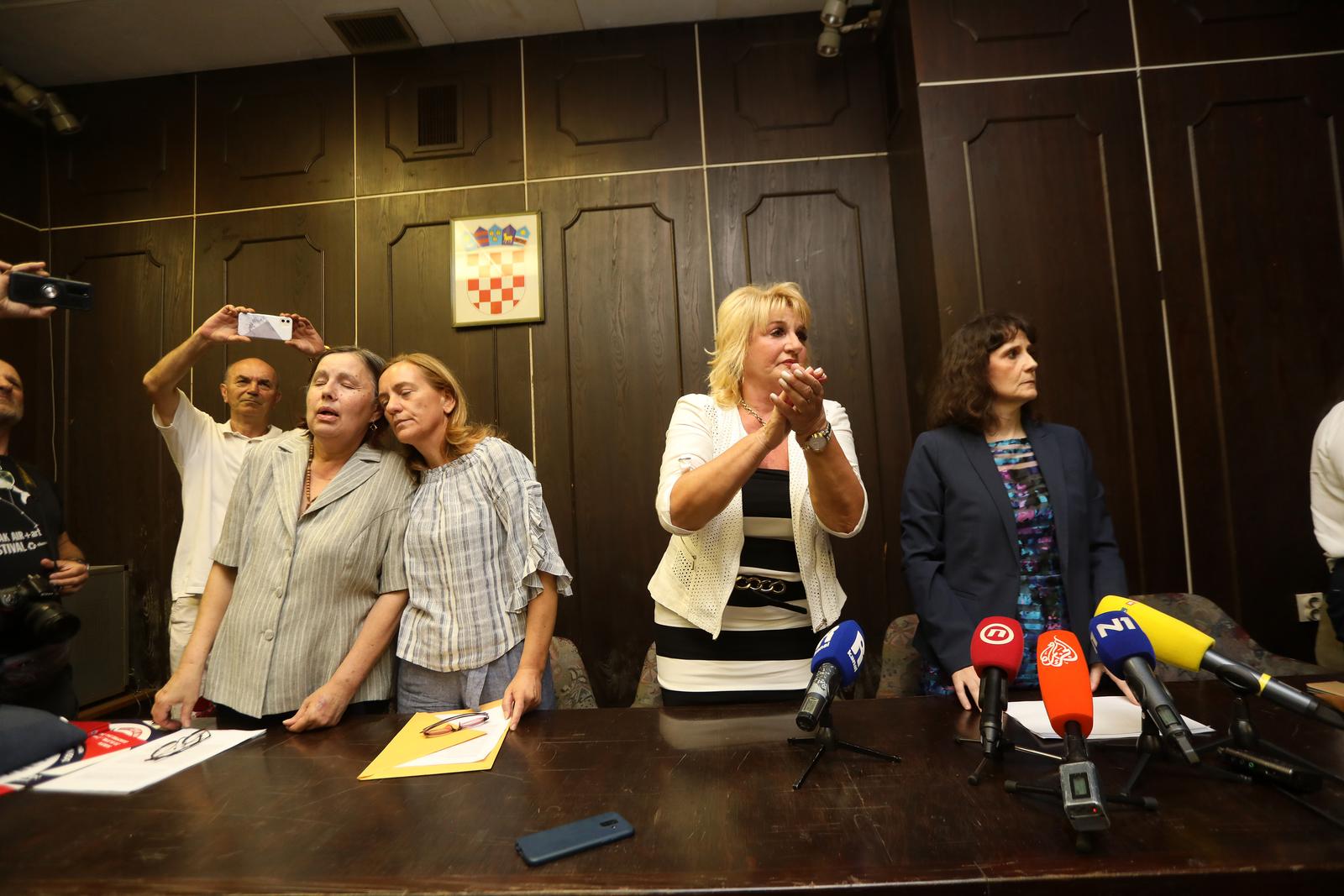 Rijeka: Sindikalna konferencija za medije povodom izvanrednih otkaza na Klinici za onkologijui radioterapiju Rijeka: Sindikalna konferencija za medije povodom izvanrednih otkaza na Klinici za onkologijui radioterapiju