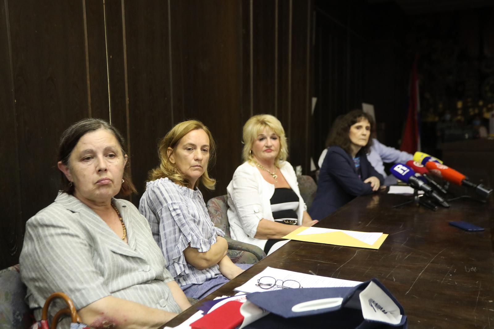 Rijeka: Sindikalna konferencija za medije povodom izvanrednih otkaza na Klinici za onkologijui radioterapiju Rijeka: Sindikalna konferencija za medije povodom izvanrednih otkaza na Klinici za onkologijui radioterapiju