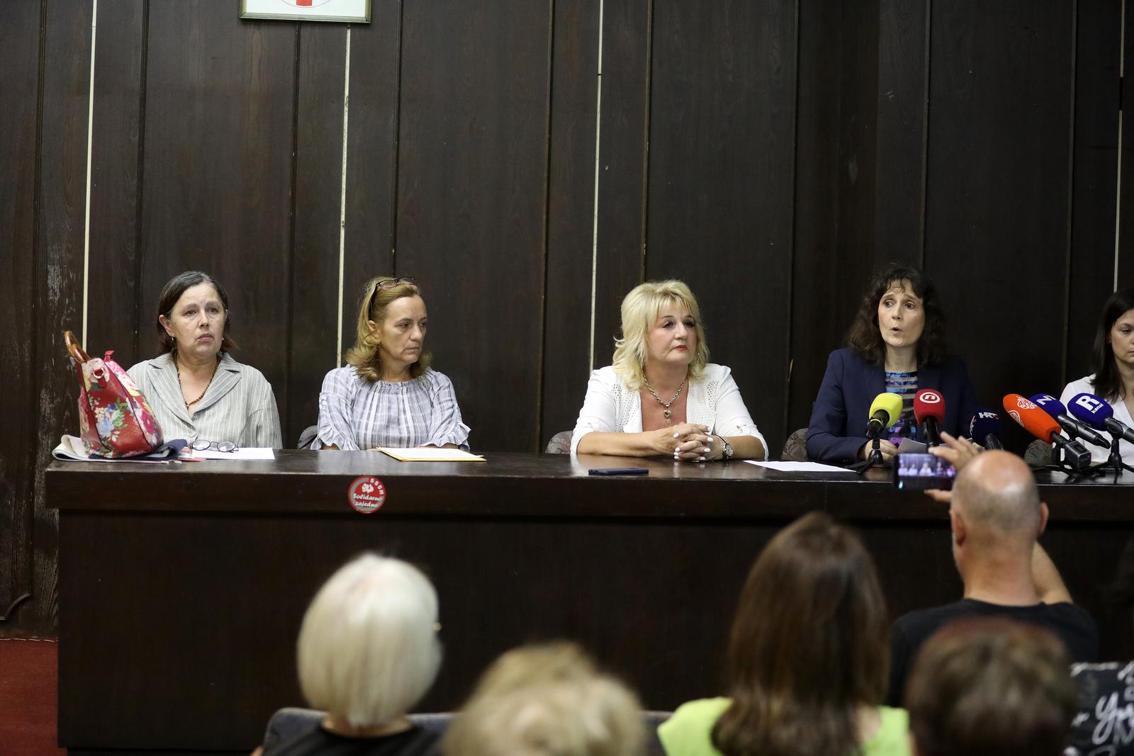 Rijeka: Sindikalna konferencija za medije povodom izvanrednih otkaza na Klinici za onkologijui radioterapiju Rijeka: Sindikalna konferencija za medije povodom izvanrednih otkaza na Klinici za onkologijui radioterapiju