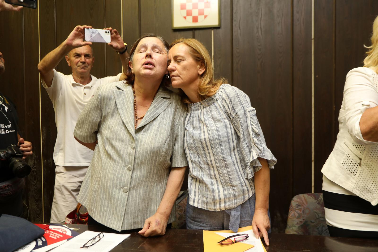 Rijeka: Sindikalna konferencija za medije povodom izvanrednih otkaza na Klinici za onkologijui radioterapiju Rijeka: Sindikalna konferencija za medije povodom izvanrednih otkaza na Klinici za onkologijui radioterapiju