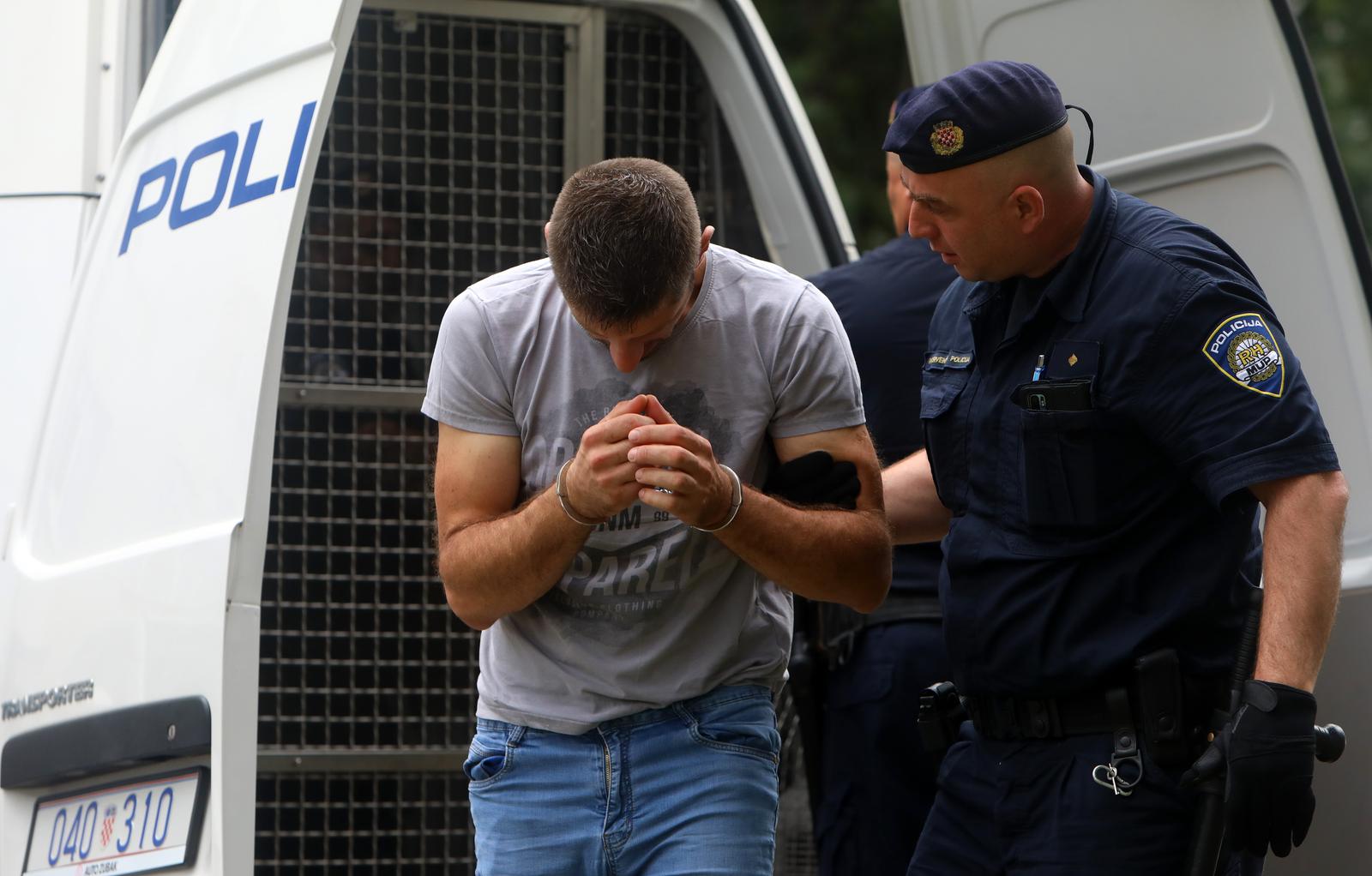 Karlovac: Privođenje muškarca koji je nožem izbo suprugu i prijatelja