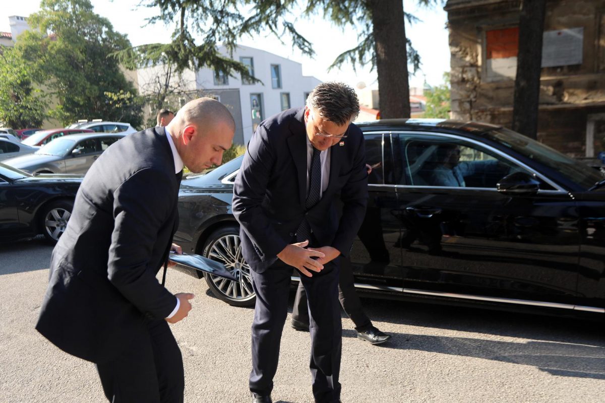 Rijeka: Premijeru ispao mobitel, tjelohranitelj mu pomogao podići ga