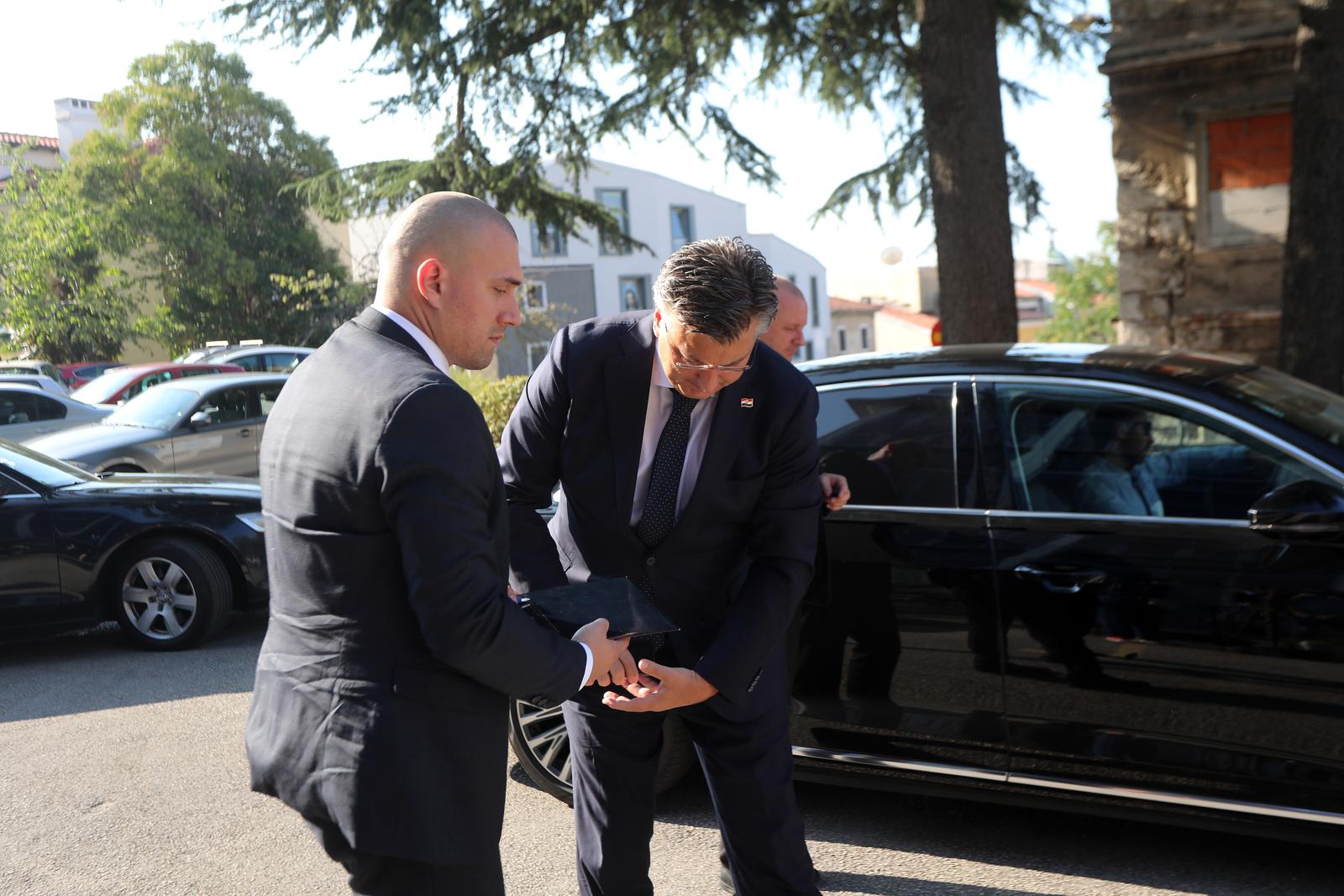 Rijeka: Premijeru ispao mobitel, tjelohranitelj mu pomogao podići ga