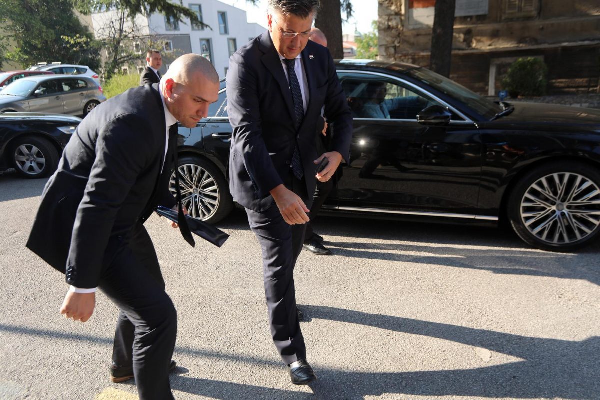 Rijeka: Premijeru ispao mobitel, tjelohranitelj mu pomogao podići ga