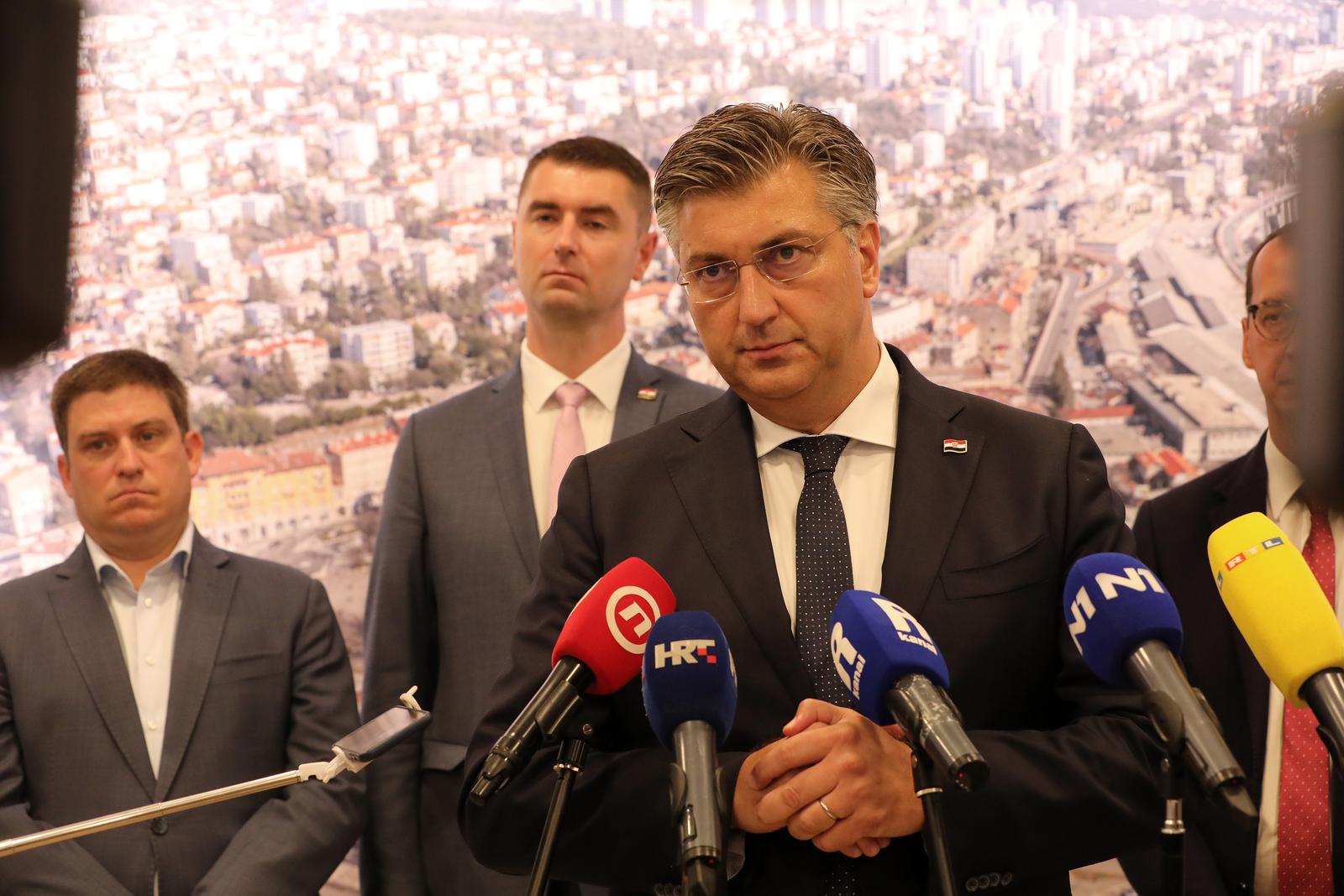 Rijeka: Premijer Plenković i ministri Butković i Filipović posjetili su grad Rijeku i sklopili ugovor o poboljšanju vodno-komunalne infrastrukture Rijeka: Premijer Plenković i ministri Butković i Filipović posjetili su grad Rijeku i sklopili ugovor o poboljšanju vodno-komunalne infrastrukture
