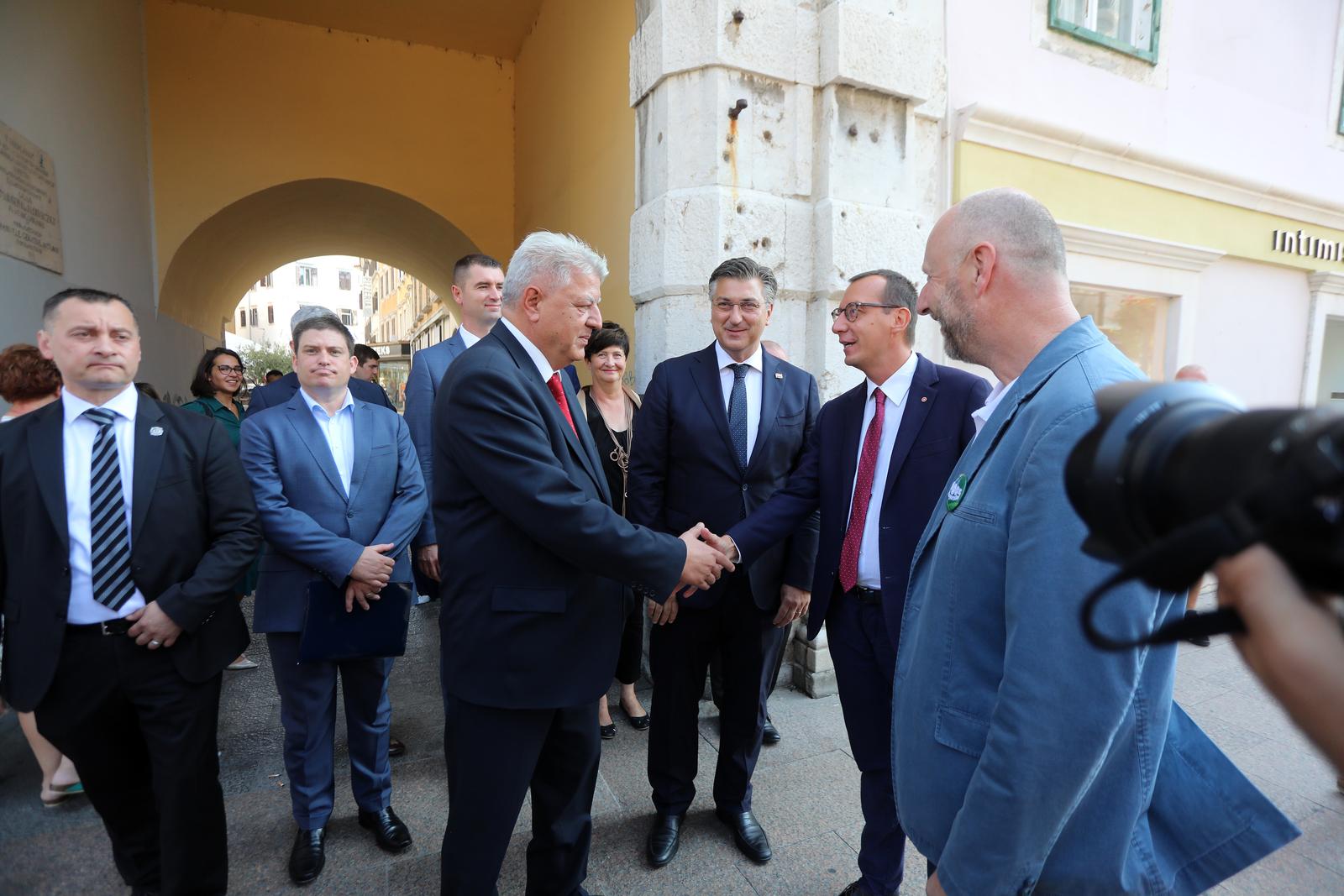 Rijeka: Premijer Plenković u pratnji ministara prošetao gradom i posjetio manifestaciju 100% zagorsko