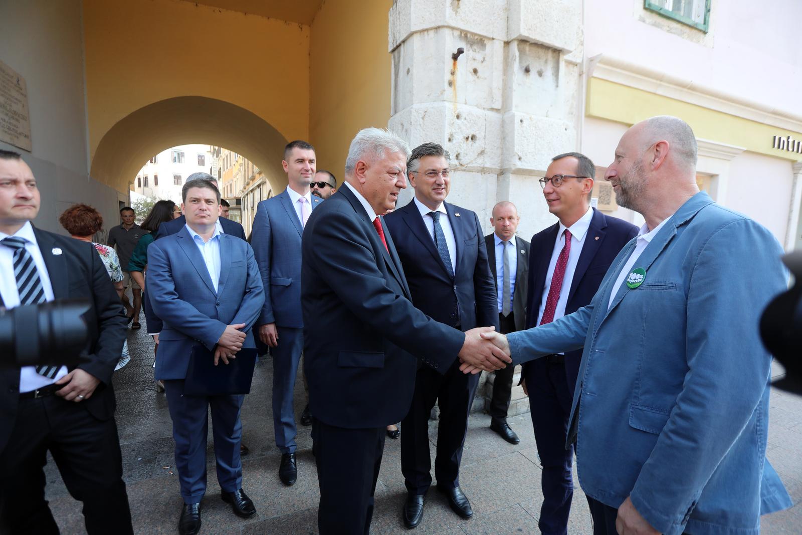 Rijeka: Premijer Plenković u pratnji ministara prošetao gradom i posjetio manifestaciju 100% zagorsko