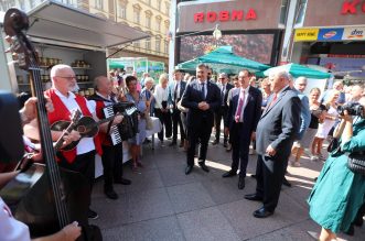 Rijeka: Premijer Plenković u pratnji ministara prošetao gradom i posjetio manifestaciju 100% zagorsko