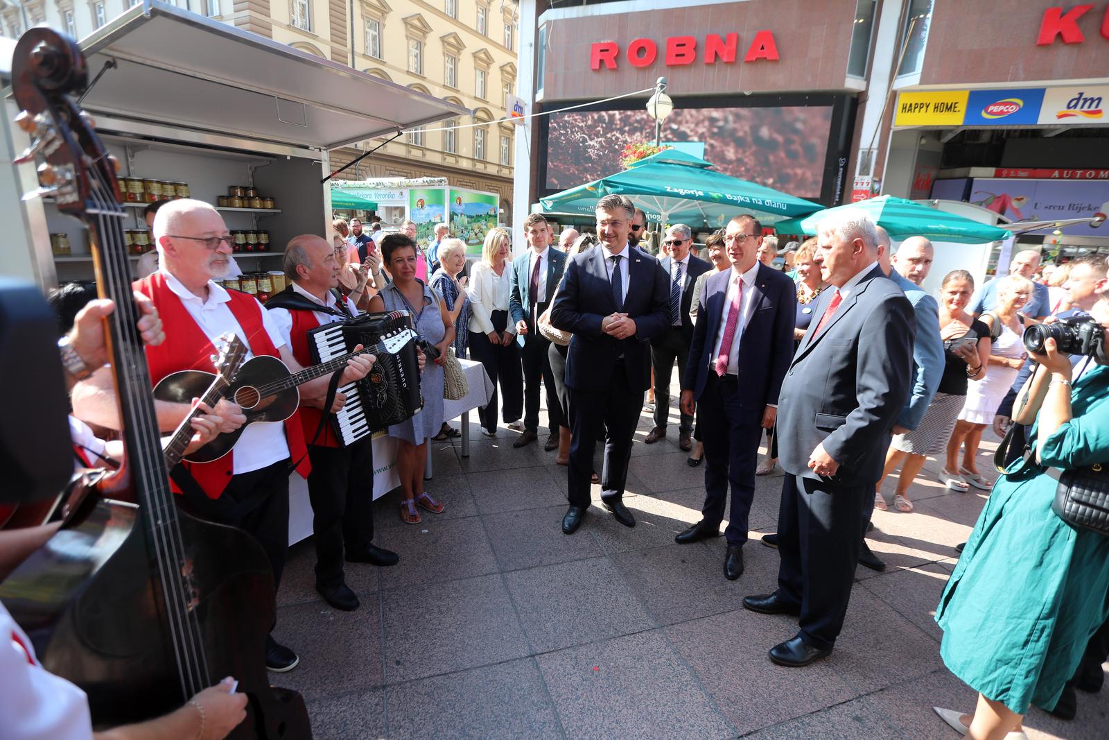 Rijeka: Premijer Plenković u pratnji ministara prošetao gradom i posjetio manifestaciju 100% zagorsko
